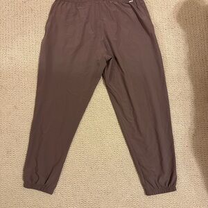 Vuori Pants Womens L Purple Weekend Jogger VW422 Softshell Swishy Cropped Travel